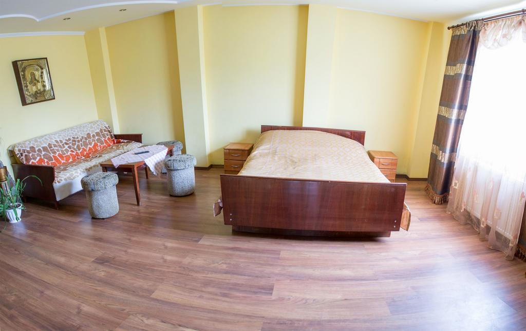 Guest House Cherepaha Kam'janec'-Podil's'kyj Esterno foto