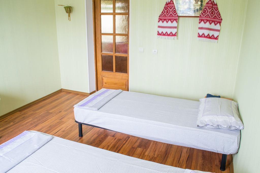 Guest House Cherepaha Kam'janec'-Podil's'kyj Esterno foto